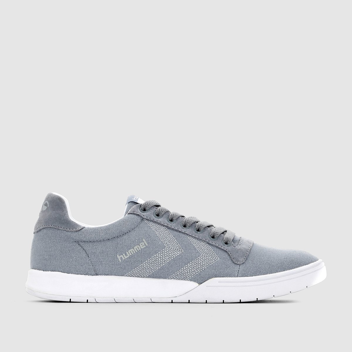 Кеды HUMMEL HML STADIL CANVAS LO Кеды HUMMEL HML STADIL CANVAS LOКеды на шнуровке, HML STADIL CANVAS LO от HUMMEL. Верх : канваПодкладка : синтетика. Стелька : синтетика.Подошва : каучук.Застежка : на шнуровкеИзящная и спортивная модель из красивой ткани с шевронами, отличительным знаком Hummel : красивая новинка от Hummel отлично подойдёт к изящному наряду в стиле casual!<br><br>Цвет: серый<br>Размер: 41