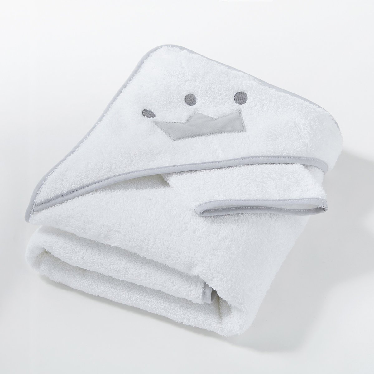 Банная накидка и рукавичка AU LIT MON PETIT DOUDOU Банная накидка и рукавичка AU LIT MON PETIT DOUDOUОписание банной накидки и рукавички Au lit mon petit doudou: Банная накидка и рукавичка: отделка контрастной бейкой.Машинная стирка при 60°.2 размера на выбор: 70x70 или 100x100 см.Характеристика накидки и рукавички: Махровая ткань из 100% хлопка, 420 г/м?.Весь комплект банного текстиля для малышей вы можете найти на laredoute.ru.<br><br>Цвет: белый/ серый<br>Размер: 70 x 70 см.100 x 100 см