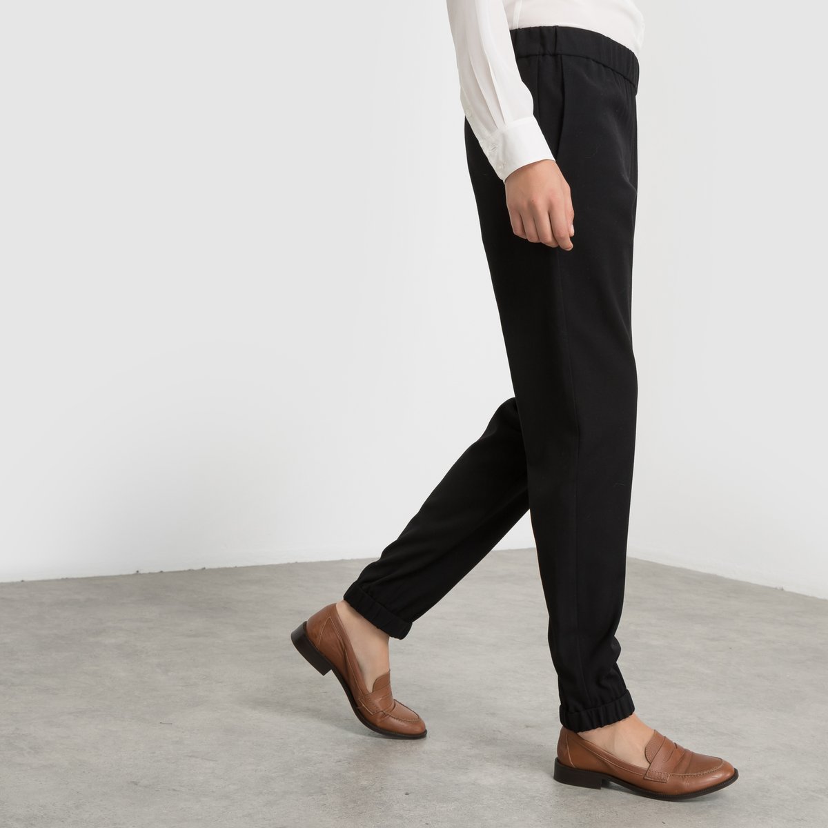 Брюки эластичные DOLLY DRAPE JOGGER Брюки эластичные DOLLY DRAPE JOGGERСостав и описание :Материал : 67% полиэстера, 20% вискозы, 10% шерсти, 3% металлизированных волокон Марка : FRENCH CONNECTION.<br><br>Цвет: черный
