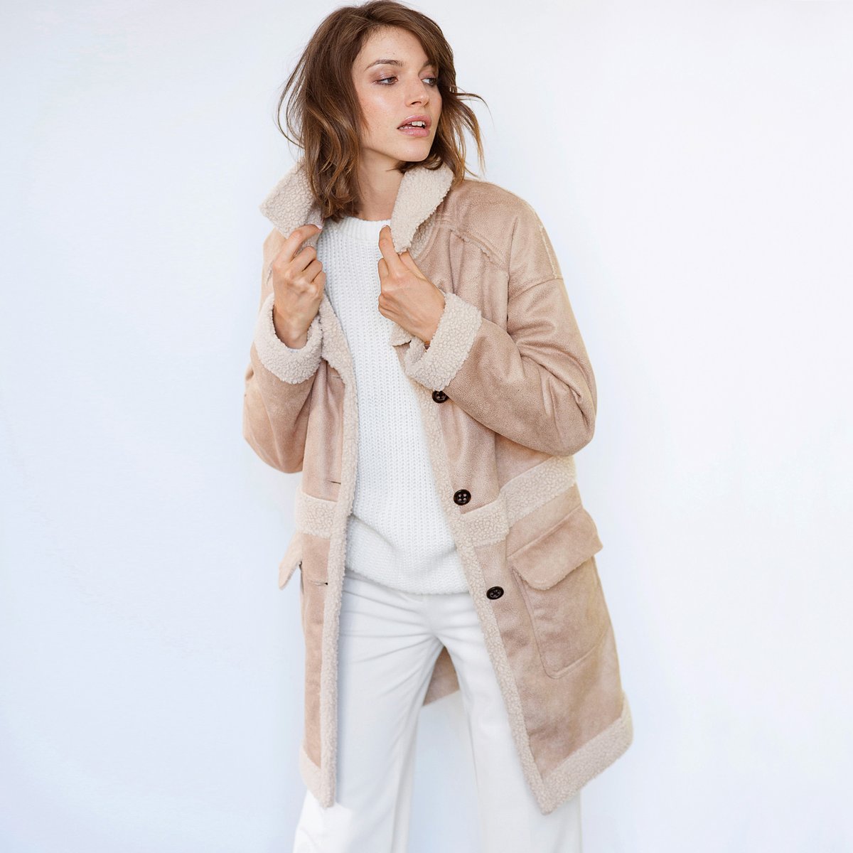 Пальто из искусственной замши Пальто из искусственной замшиПальто SOFT GREY. Искусственная замша 100% полиэстера. Вставки из искусственного меха 100% полиэстера: воротник с запахом, вставки из искусственного меха на воротнике, манжетах и по низу . Приспущенные плечевые швы. Эффект оверсайз. Застежка на 3 пуговицы. 2 кармана с клапанами спереди. Длина. 90 см.<br><br>Цвет: бежевый экрю