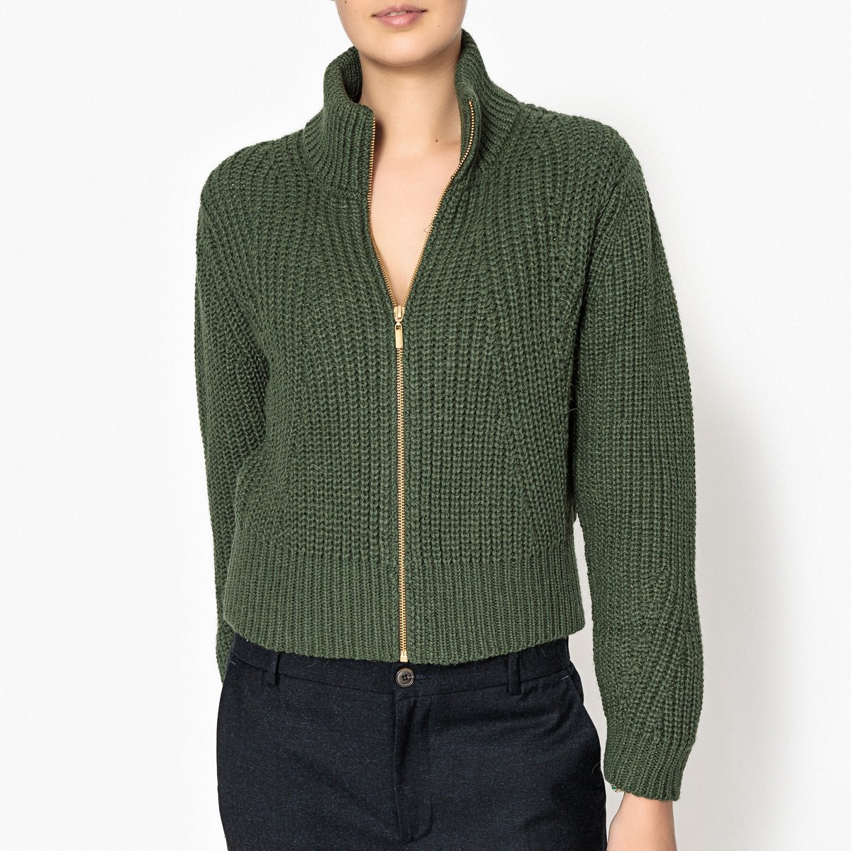Кардиган на молнии GARY JACKET Кардиган на молнии GARY JACKETКардиган на молнии ANTIK BATIK - модель GARY JACKET с высоким воротником и причудливым трикотажем с отделкой в рубчик.Детали • Кардиган со стоячим воротником • Длинные рукава • Воротник-стойка • Застежка на молниюСостав и уход • 100% шерсть • Следуйте советам по уходу, указанным на этикетке<br><br>Цвет: хаки