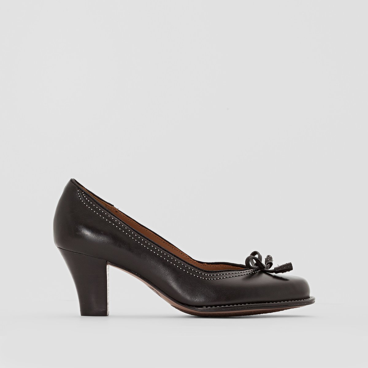 Туфли кожаные на каблуке CLARKS BOMBAY LIGHTS Туфли кожаные на каблуке CLARKS BOMBAY LIGHTSТуфли, модель BOMBAY LIGHTS от CLARKS.Верх: кожа. Подкладка: кожа. Стелька: кожа. Подошва: эластомер. Высота каблука: 6,5 см<br><br>Цвет: черный<br>Размер: 37