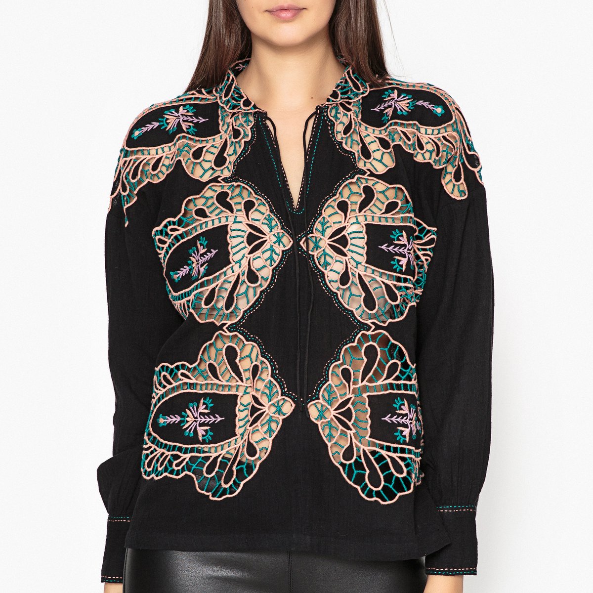 Блузка с вышивкой PAULA SHIRT Блузка с вышивкой PAULA SHIRTБлузка ANTIK BATIK - модель PAULA SHIRT с ажурной вышивкой и тунисским высоким воротником.Детали • Длинные рукава • Тунисский вырез • Рисунок спереди Состав и уход • 100% хлопок • Следуйте советам по уходу, указанным на этикетке<br><br>Цвет: черный