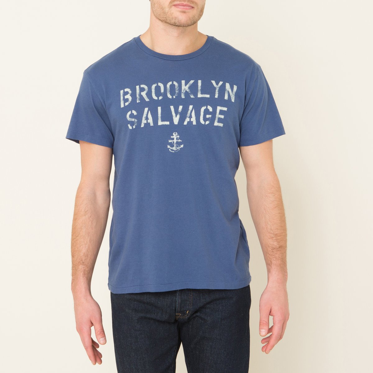 Футболка с рисунком Футболка с рисункомФутболка Denim and Supply Ralph Lauren - круглый вырез, с винтажной надписью. Круглый вырез с краями в рубчик. Короткие рукава. Прямой покрой. Винтажная надпись. Состав и описание Материал : 100% хлопокМарка : Denim and Supply Ralph Lauren<br><br>Цвет: индиго