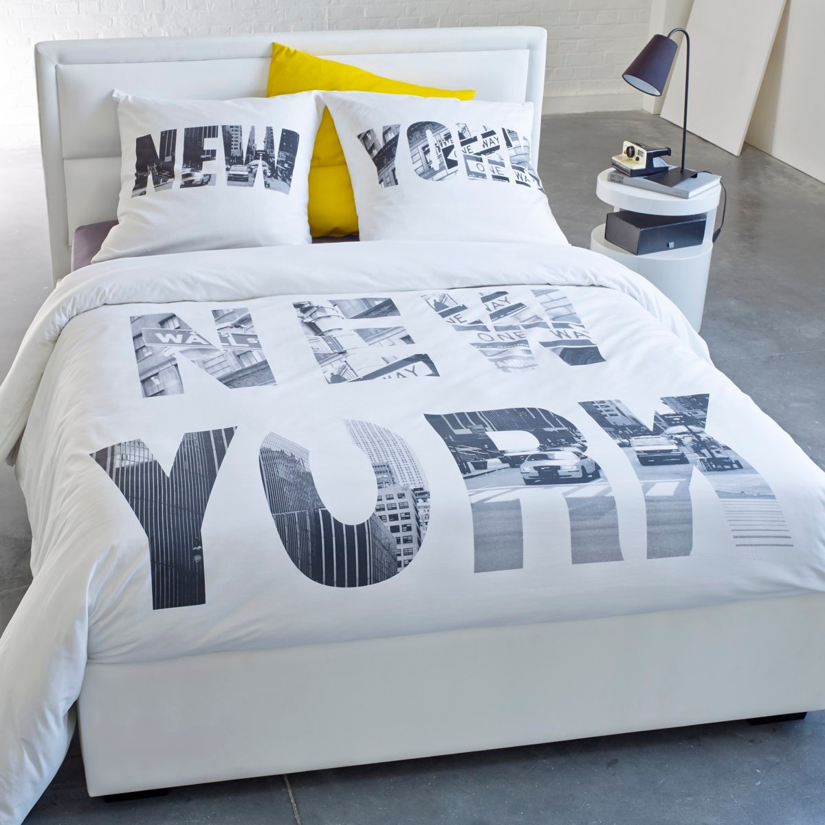 Пододеяльник с рисунком NEW-YORK Пододеяльник с рисунком NEW-YORKХарактеристики пододеяльника NEW-YORK: - Прямой низ, лицевая сторона: принт, изнаночная сторона: однотонная.- 100% хлопка (57 нитей/cм?). Чем больше плотность переплетения нитей/см?, тем качественнее материал.Машинная стирка при 60°.Размеры:140 x 200 см: 1-сп.200 х 200 см: 1-2-сп.240 х 220 см: 2-сп.260 х 240 см: 2-сп.Найдите весь комплект, набрав NEW YORK<br><br>Цвет: белый/ серый/ черный<br>Размер: 200 x 200 см.240 x 220 см