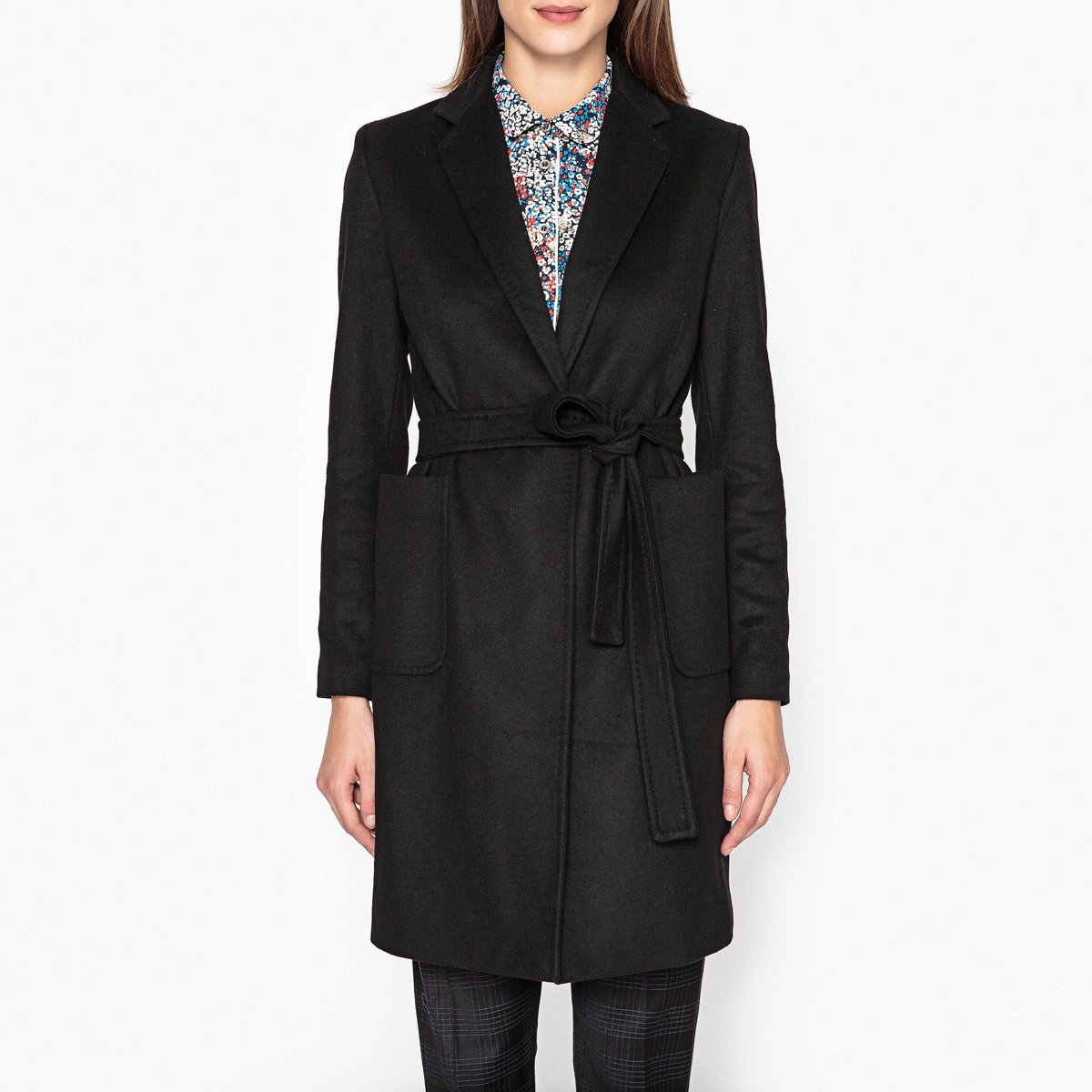 Пальто с поясом CARMEN Пальто с поясом CARMENОписание:Пальто LA BRAND BOUTIQUE COLLECTION - модель CARMEN с поясом на талии из шерсти и кашемира.Детали • Длина : удлиненная модель • V-образный вырез • Застежка на кнопкиСостав и уход • 70% шерсти, 10% кашемира, 20% полиамида • Следуйте советам по уходу, указанным на этикетке • Карман с каждой стороны • Манжеты на пуговицах • Длина ок.96 см. для размера 36 • Рекомендуется заказывать на размер меньше вашего обычного размера.<br><br>Цвет: черный