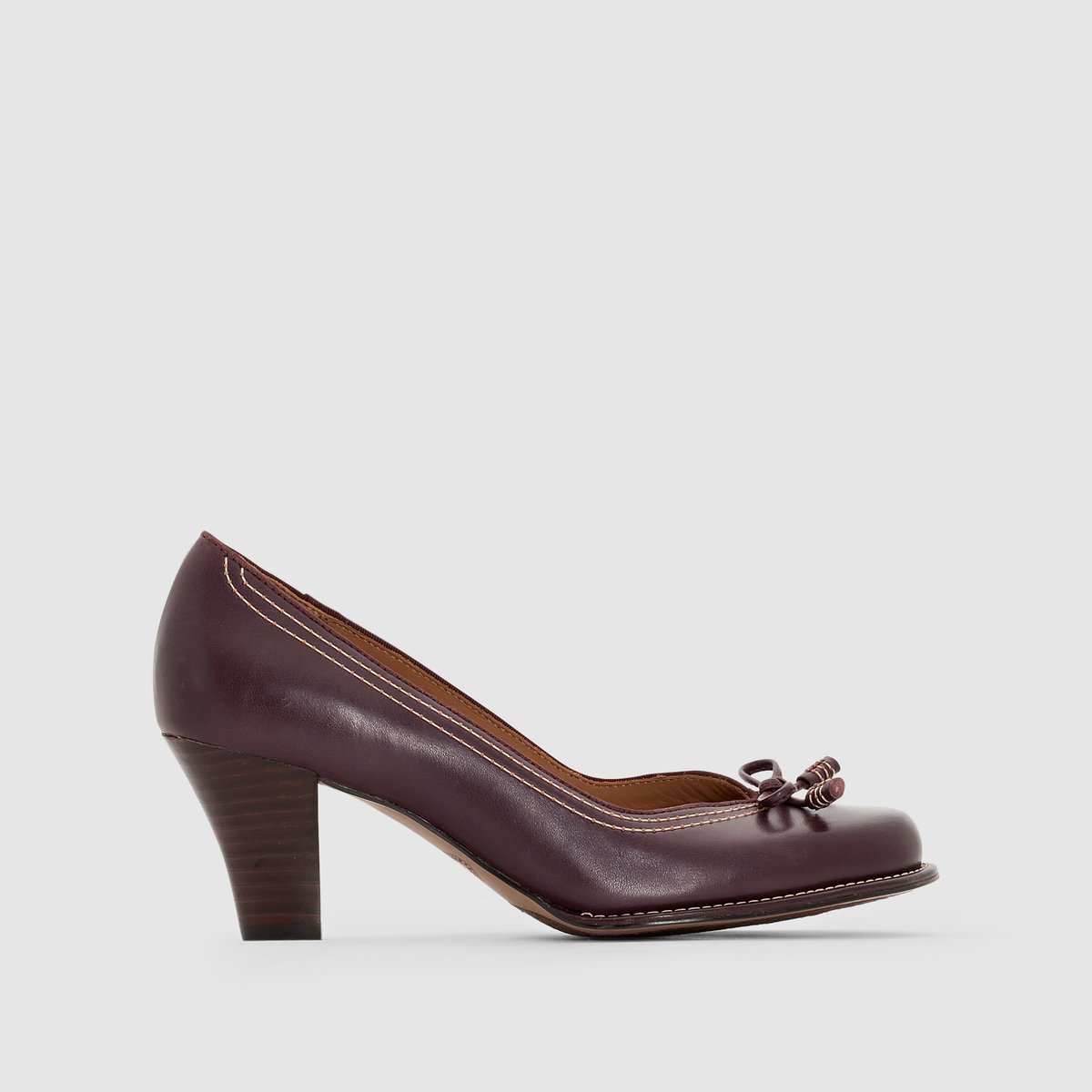 Туфли CLARKS BOMBAY LIGHTS Туфли CLARKS BOMBAY LIGHTSТуфли BOMBAY LIGHTS от CLARKSВерх : яловичная кожаПодкладка : кожаСтелька : кожа Подошва : каучукВысота каблука : 6,5 смЗастежка : без застежки Преимущества : туфли CLARKS с технологией Ortholite. Великолепный маленький бантик на мыске, средний каблук, очень удобные и красивые туфли.<br><br>Цвет: бордовый<br>Размер: 37