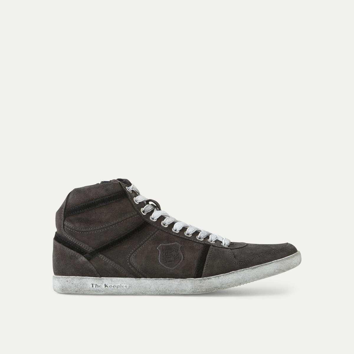 Кеды высокие из кожи Кеды высокие из кожиКеды высокие THE KOOPLES SPORT . Из замшевой кожи с вытертым эффектом . Контрастная шнуровка . На молнии с внутренней стороны сбоку . Материал с эффектом наложения и видимой однотонной строчкой . Вышитый герб с внешней стороны . Текстурная подошва из каучука.Состав & Детали Материал : 100% кожа Подошва : каучук Высота голенища : ок.13 см. Марка : THE KOOPLES SPORT<br><br>Цвет: антрацит