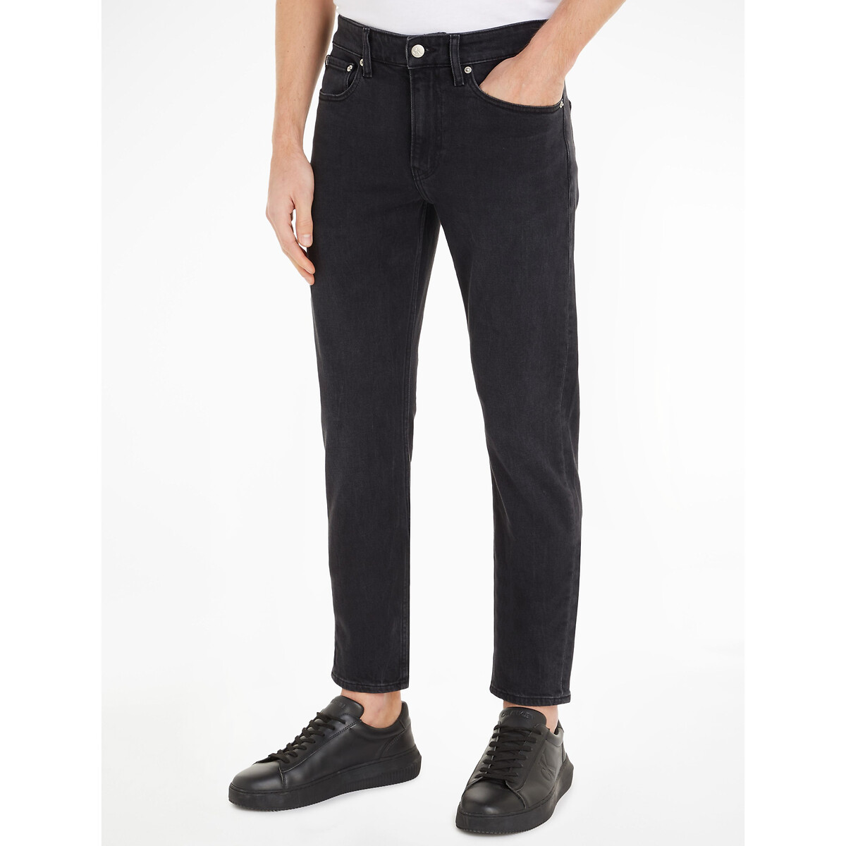 Tapered Slim Fit Jeans in Mid Rise