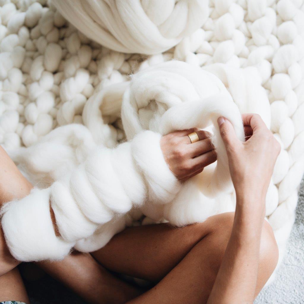 Arm knitting, tendance de cette grosse laine pour tricoter avec les bras
