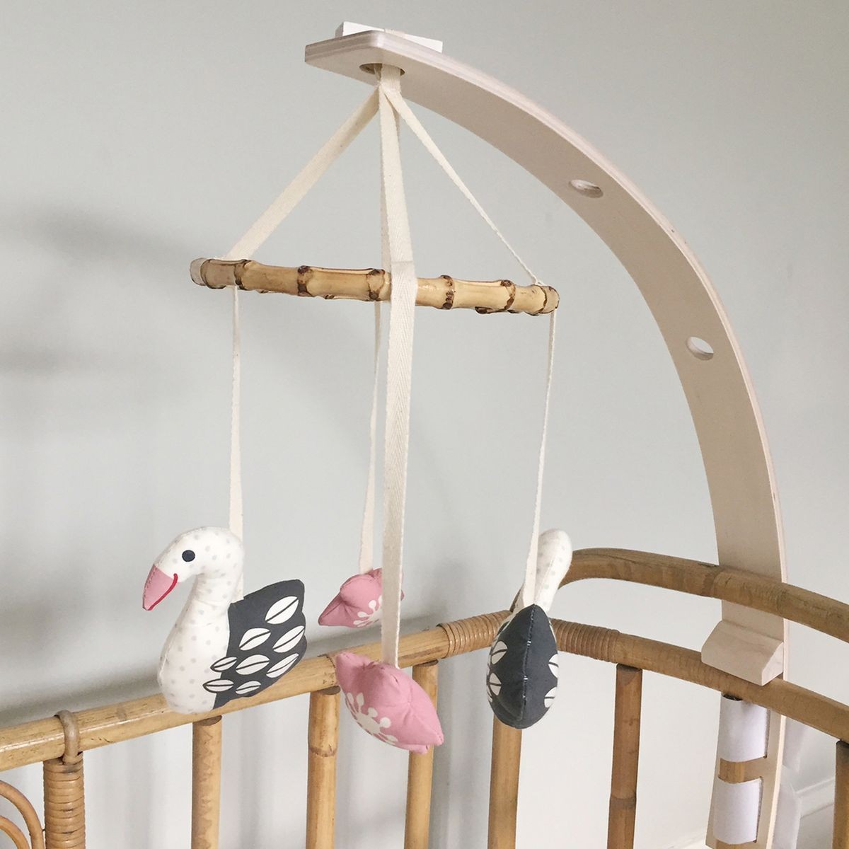 Le mobile bébé : un jouet d'éveil décoratif