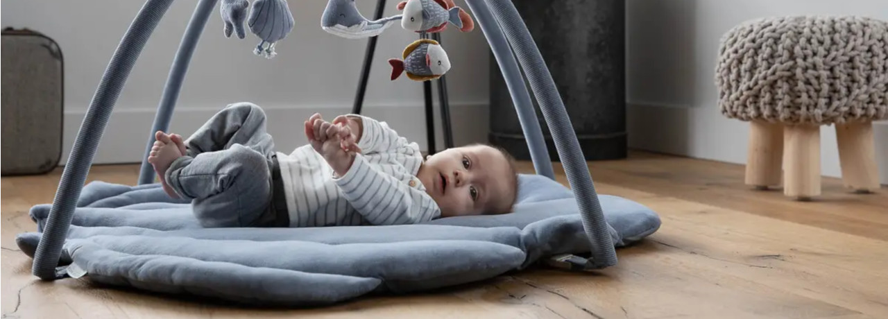 Tapis d'éveil : quels atouts pour bébé ?