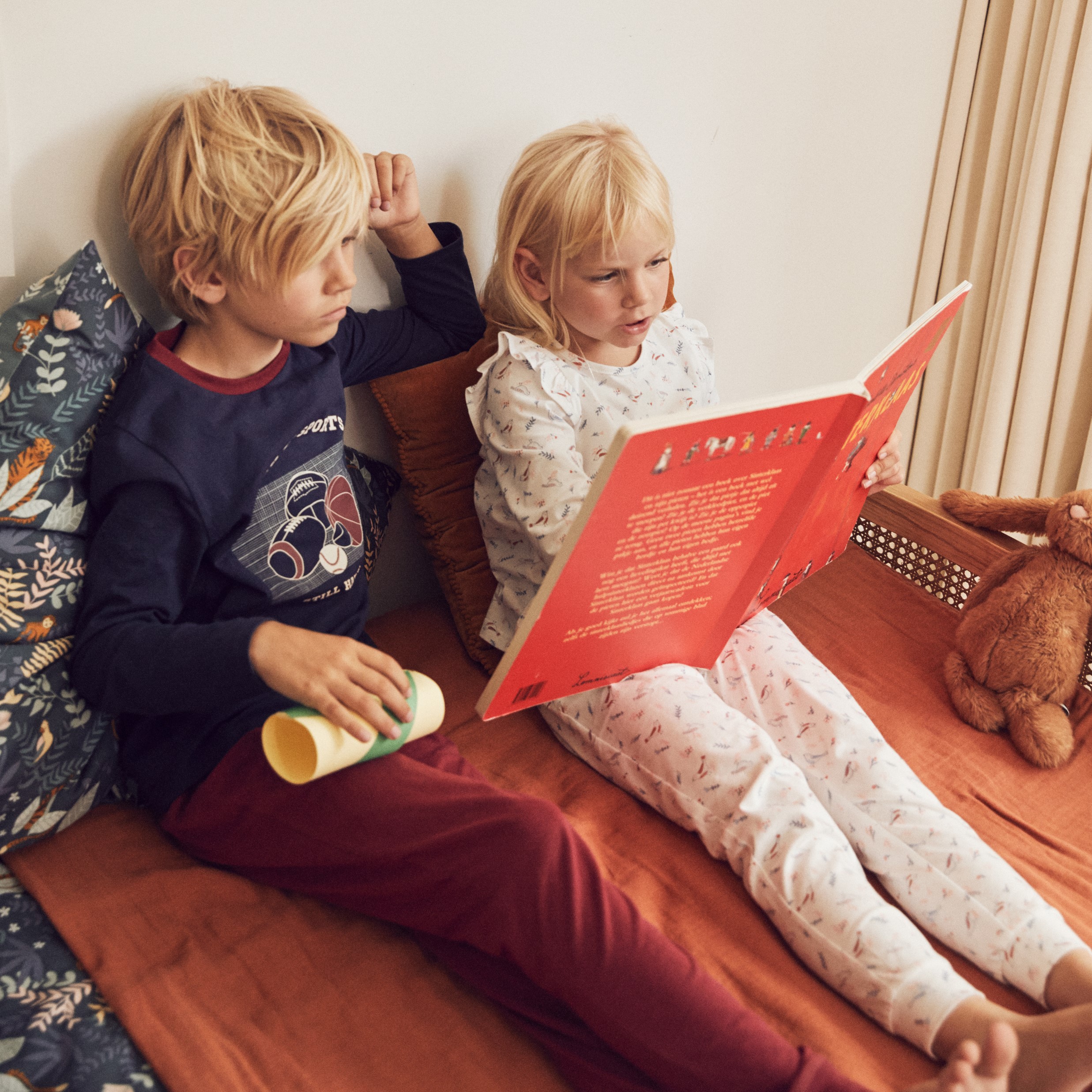 Kid Bébé Garçon Couché Sur Le Sol Et Lire Le Livre. Comment Faire