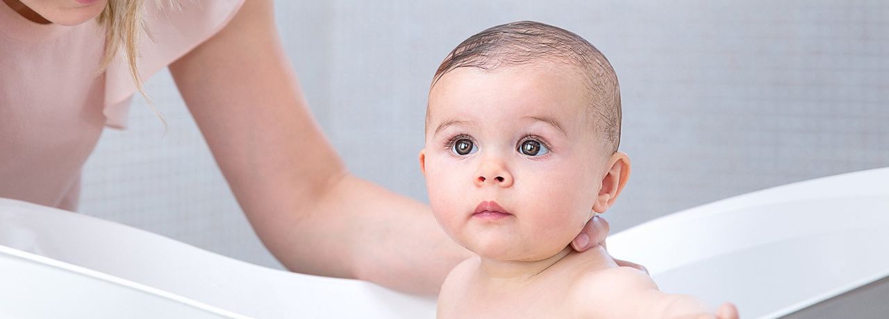 La baignoire bébé : soyez bien équipé pour donner le bain à votre bébé