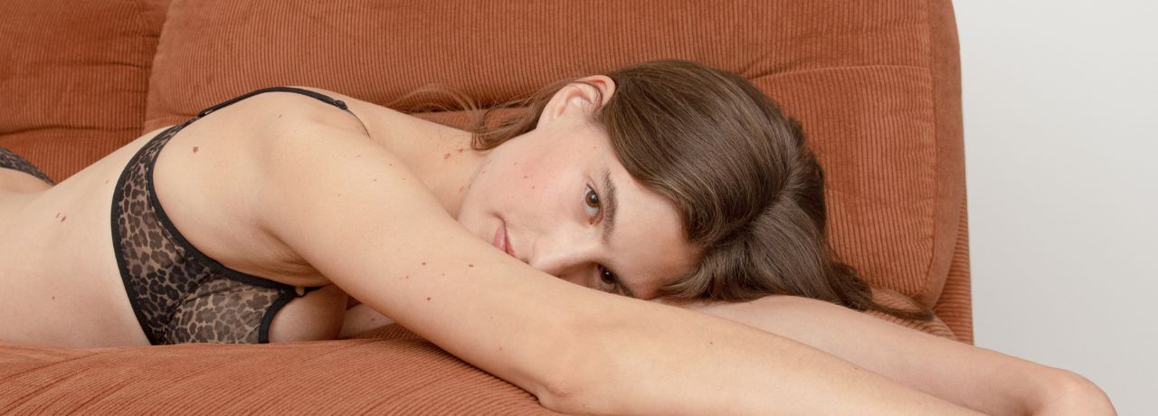 Assortir le soutien-gorge à la couleur de votre haut : les erreurs à éviter
