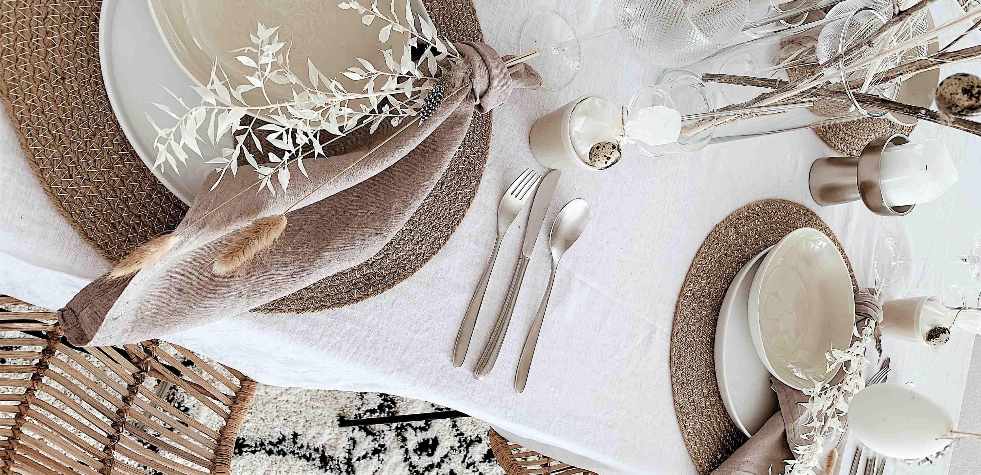 Ein festlich gedeckter Ostertisch