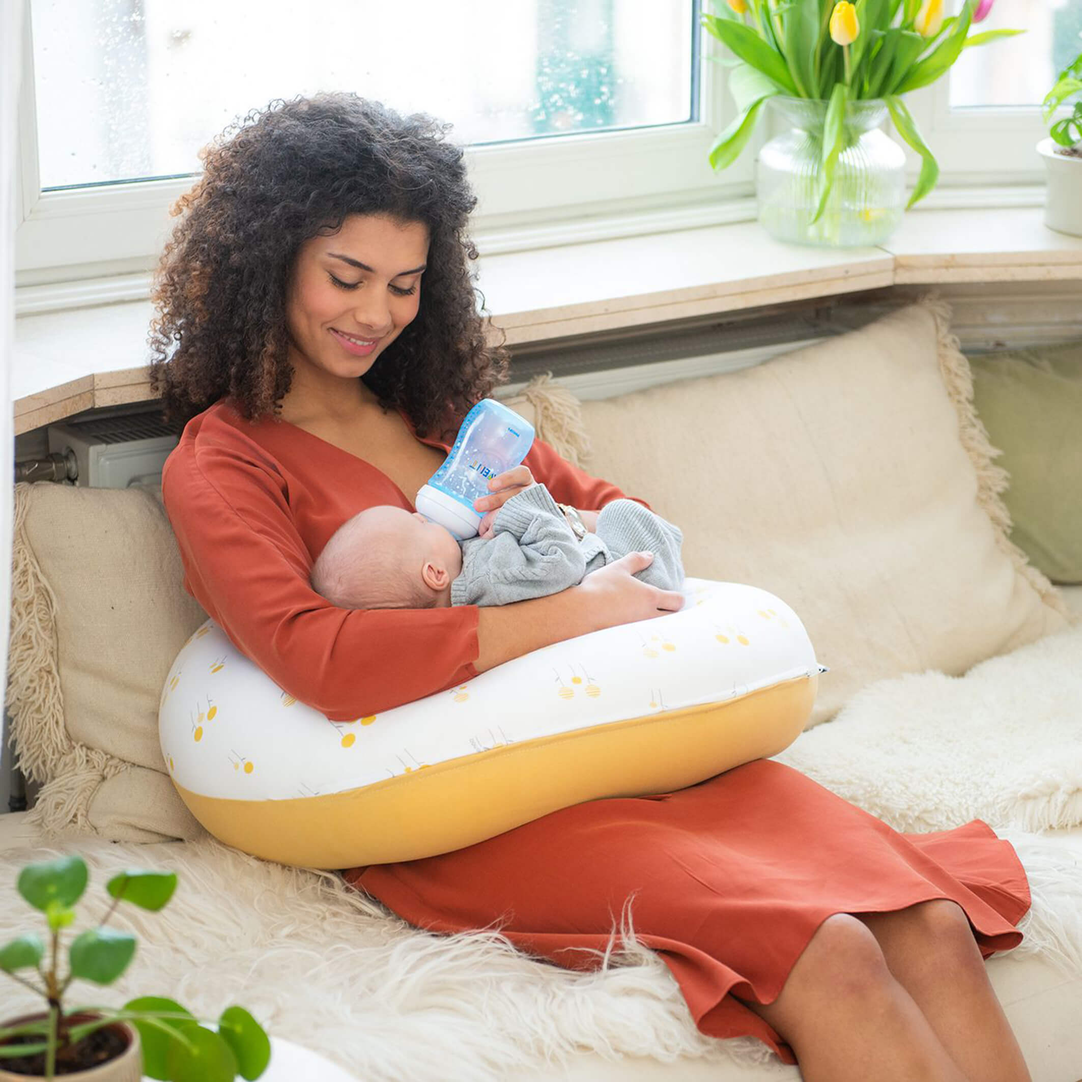 woman-using-la-redoute-baby-pillow-to-feed (1).jpg