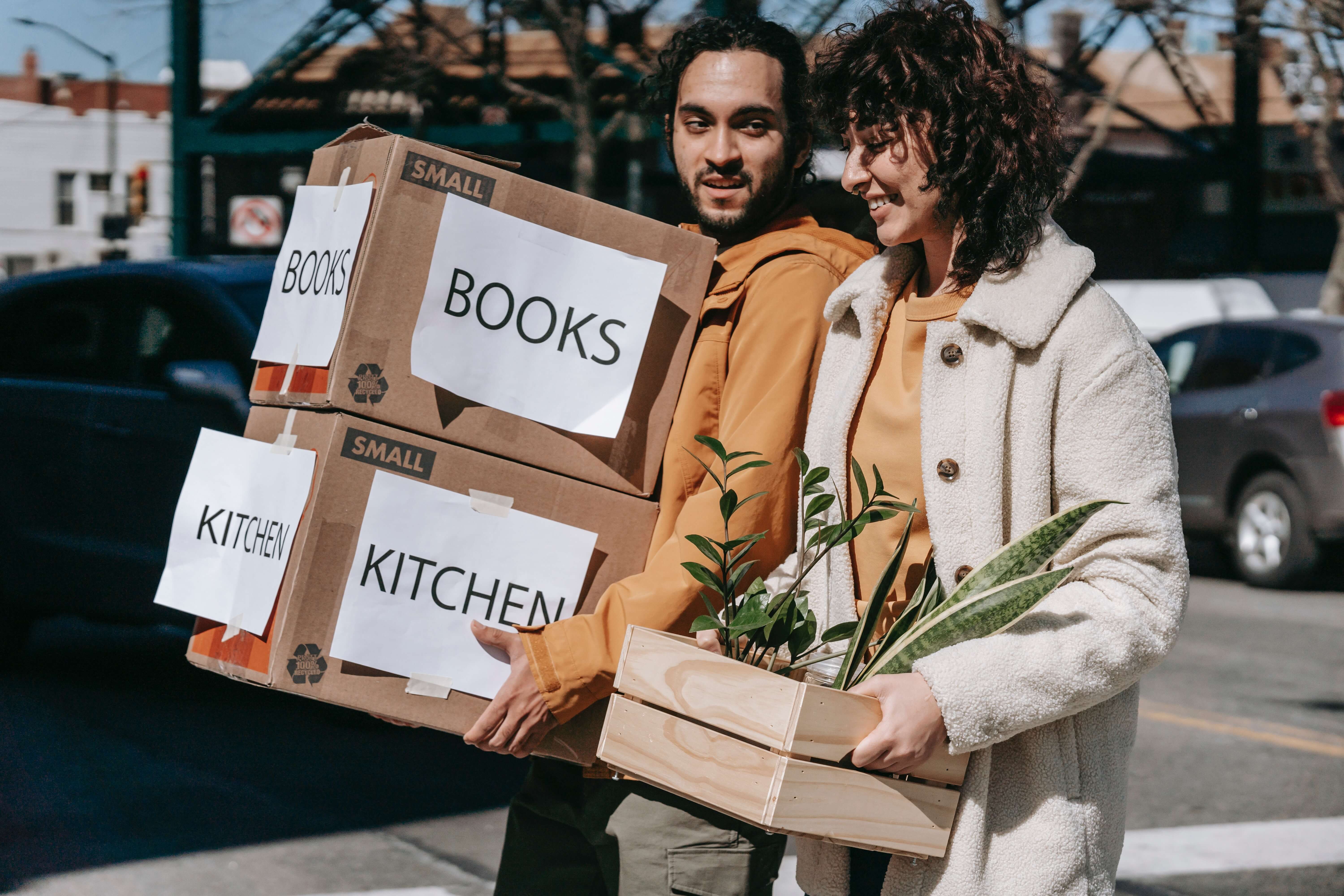 couple-carrying-books-kitchen-boxes-together.jpg