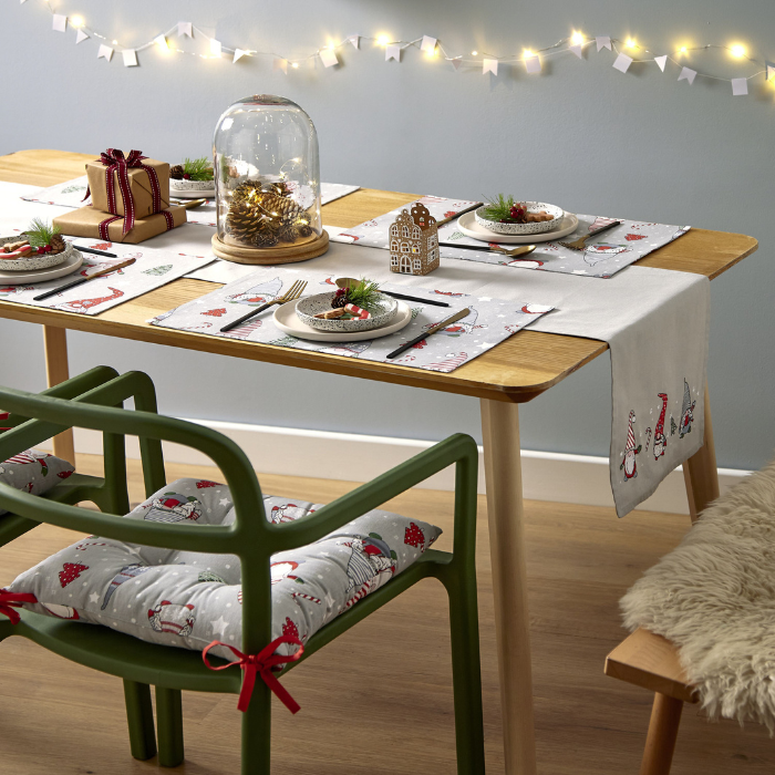 christmas-gnomes-themed-table-runner.png