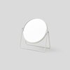 Miroir grossissant sur pied