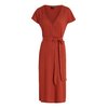 Robe rouge fendue