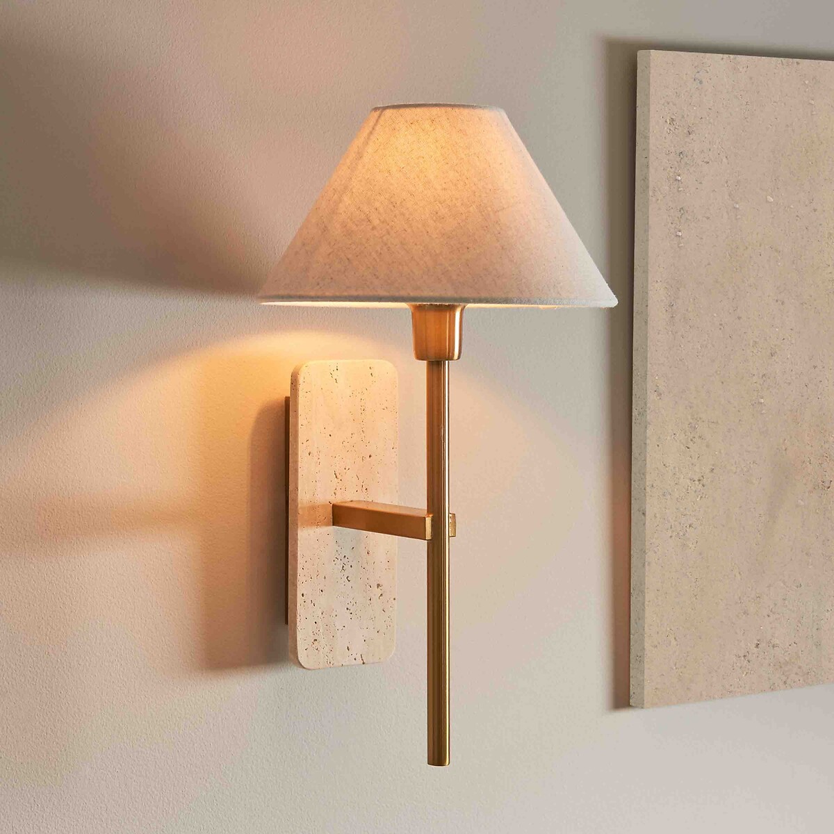 Édité Farley Wall Light With Travertine Backing Plate Unisex Natural