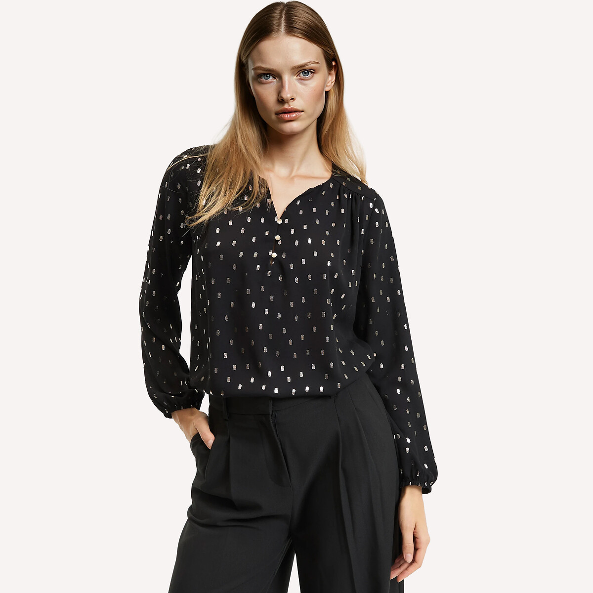 Blusa con cuello de pico, estampado de lunares dorados, manga larga Mujer Talla 50. Color Negro