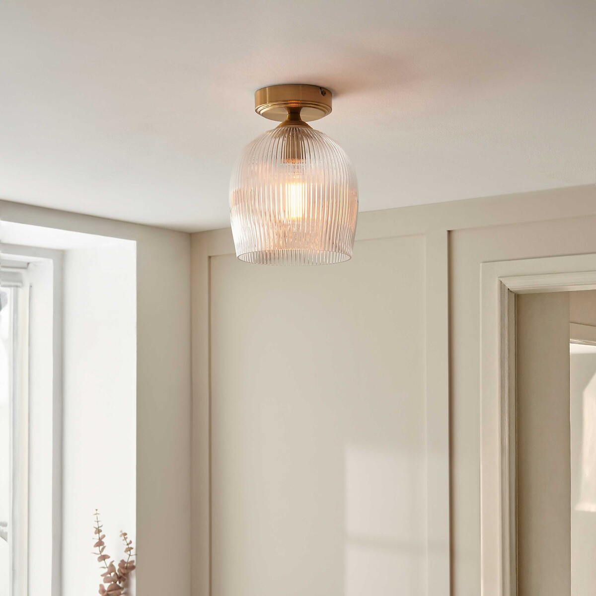 Édité Ashbee Ribbed Glass Semi-Flush Ceiling Light Unisex Brass