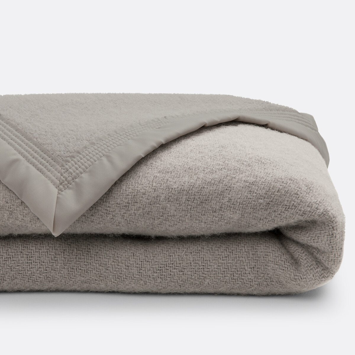 Manta de lana virgen Woolmark 350 gr/m². Talla 260 x 240 cm. Color