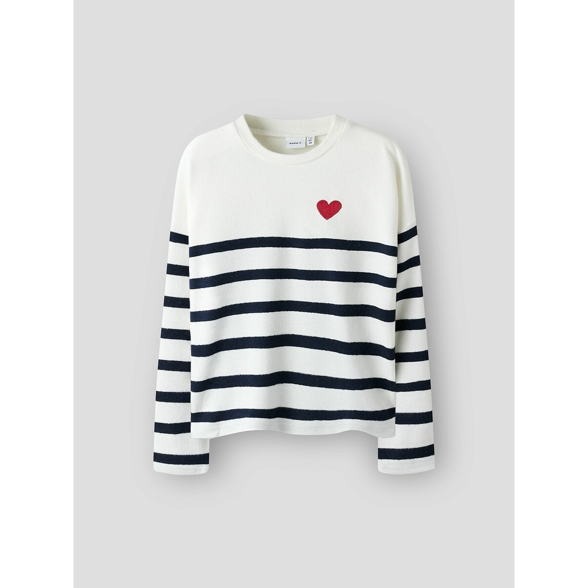 Pull rayé avec cœur sur la poitrine