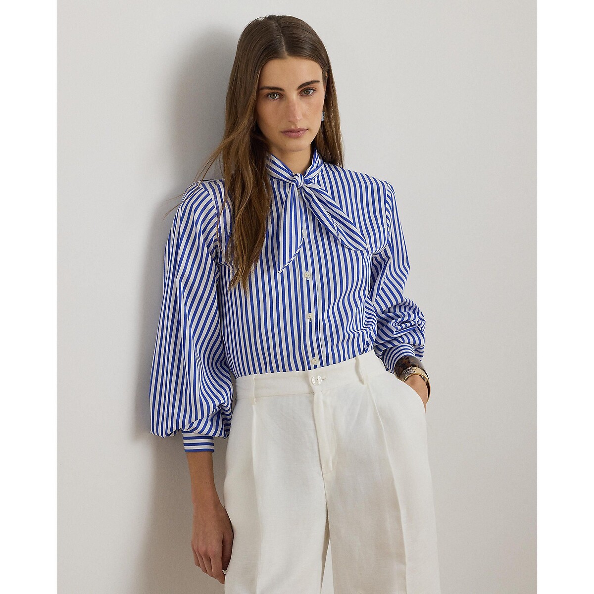 Lauren Ralph Lauren Camisa a rayas, manga larga, cuello anudado. Talla M. Color Azul