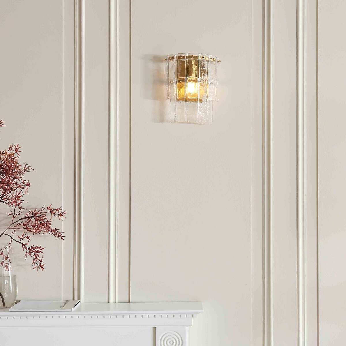 Édité Karter Textured Glass Wall Light Unisex Brass