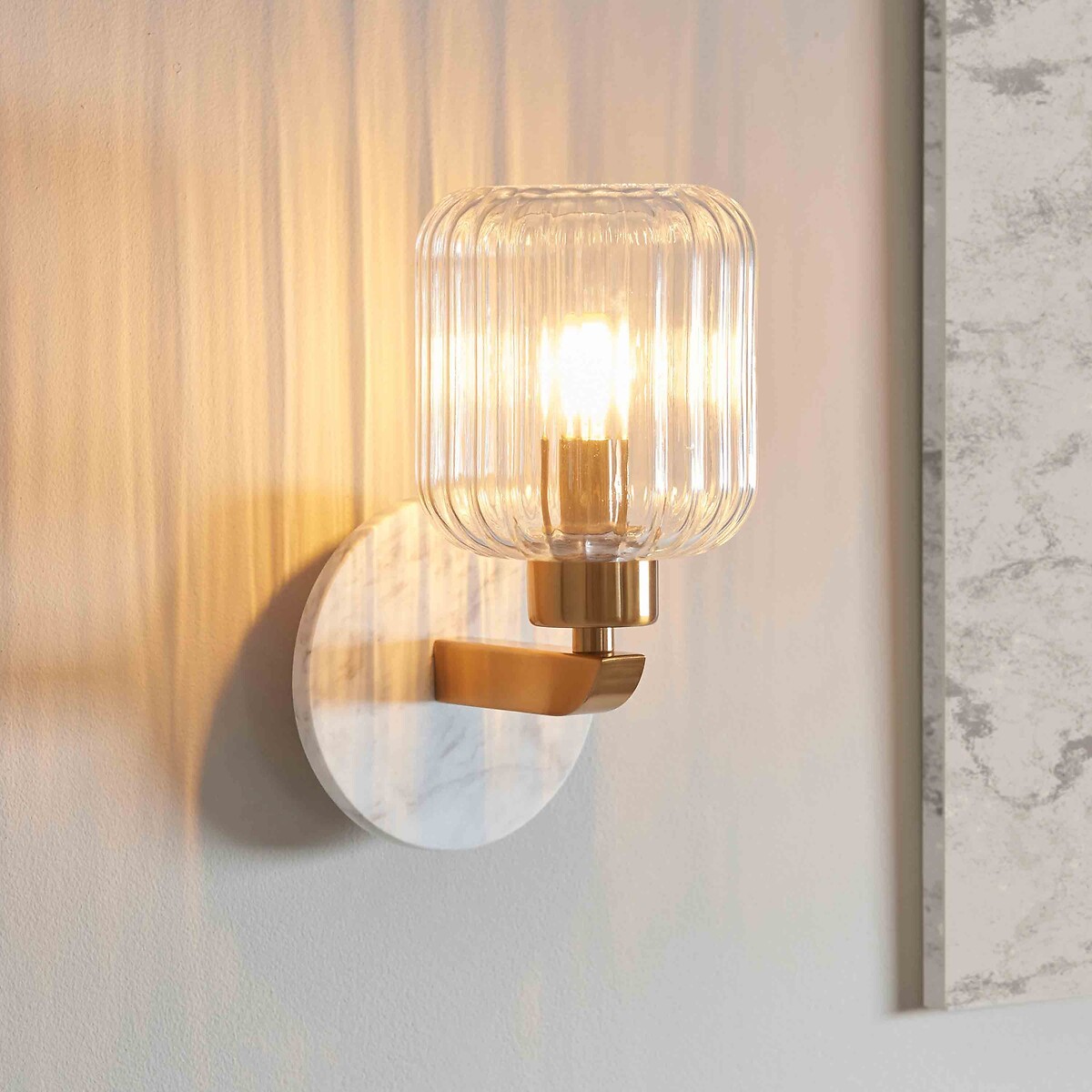 Édité Torro Ribbed Glass Marble Wall Light Unisex White