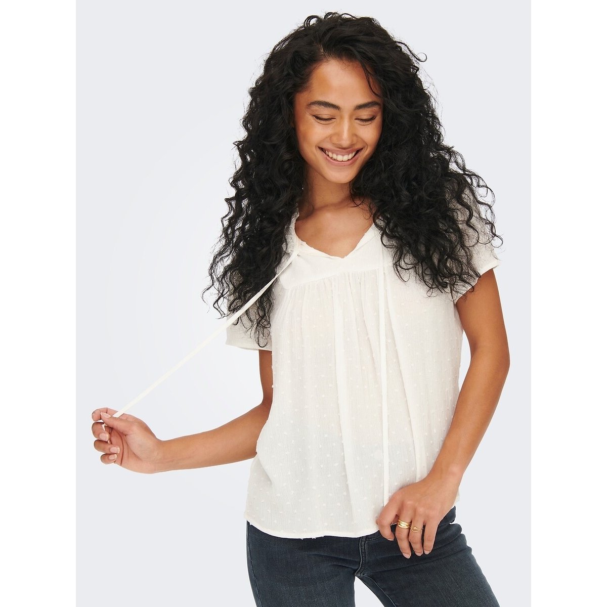 JDY Blusa fluida, cuello con volante para anudar. Color