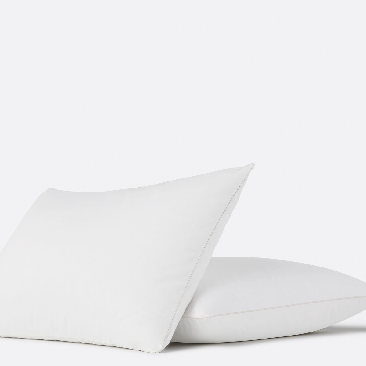 Suave almohada antiácaros con un 70% de plumón. Talla 50 x 70 cm. Color Blanco