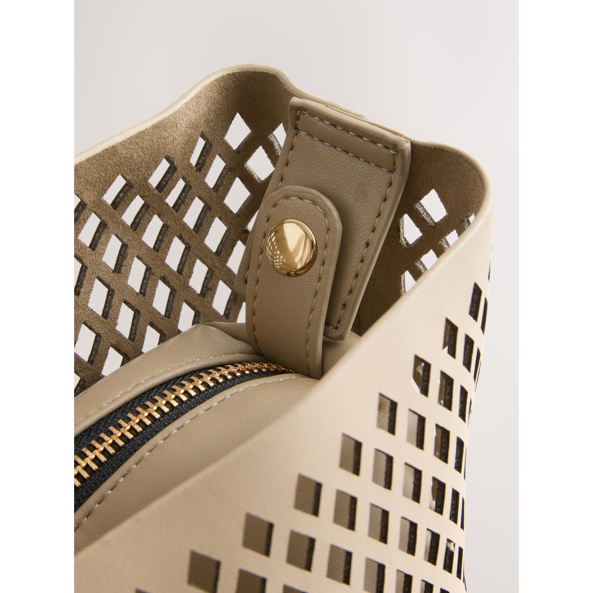 Sac à main découpé au laser taupe, NEXT
