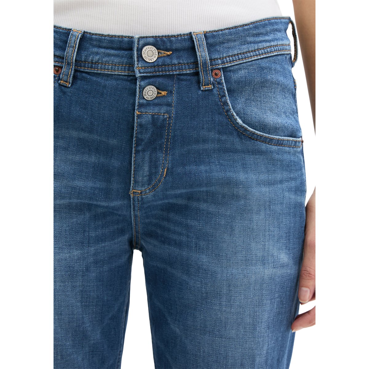 Jeans modèle Theda boyfriend cropped avec deux boutons bleu foncé, MARC O'POLO