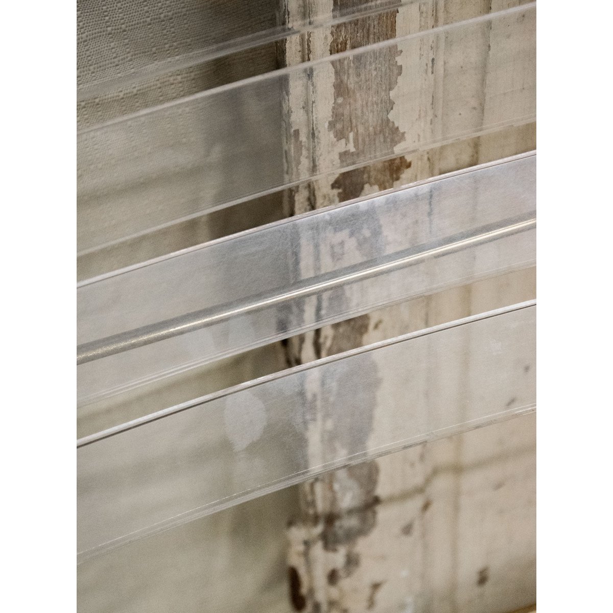 Paire de chaises en plexiglass Alma N°1102 - Bon état métal, DEBONGOUT