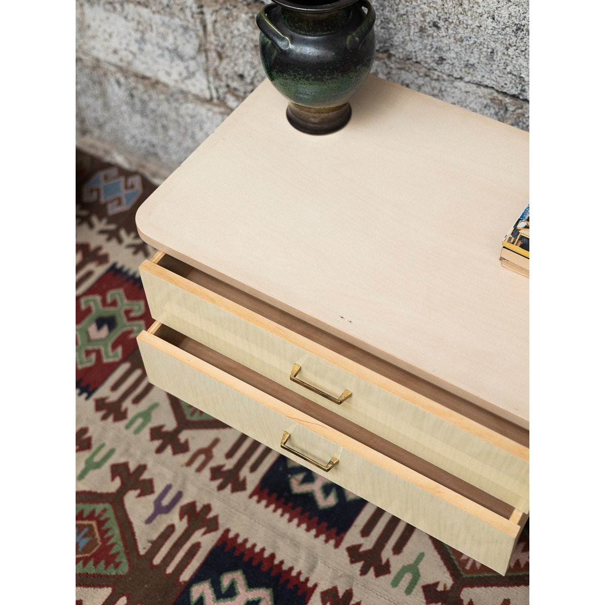 Paire de tables de chevets épurées Maïa N°1529 - Bon état beige, DEBONGOUT