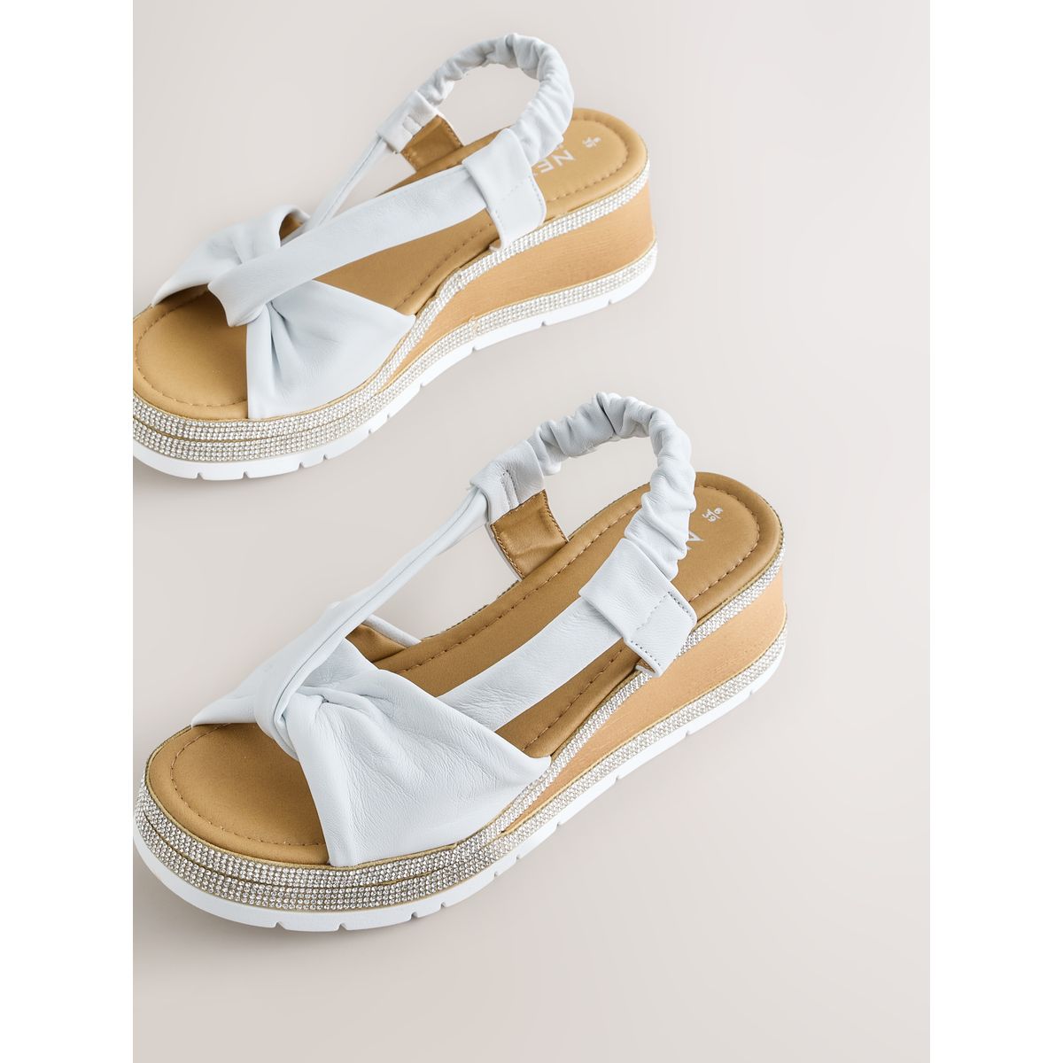 Sandales compensées brillantes à bout ouvert blanc, NEXT