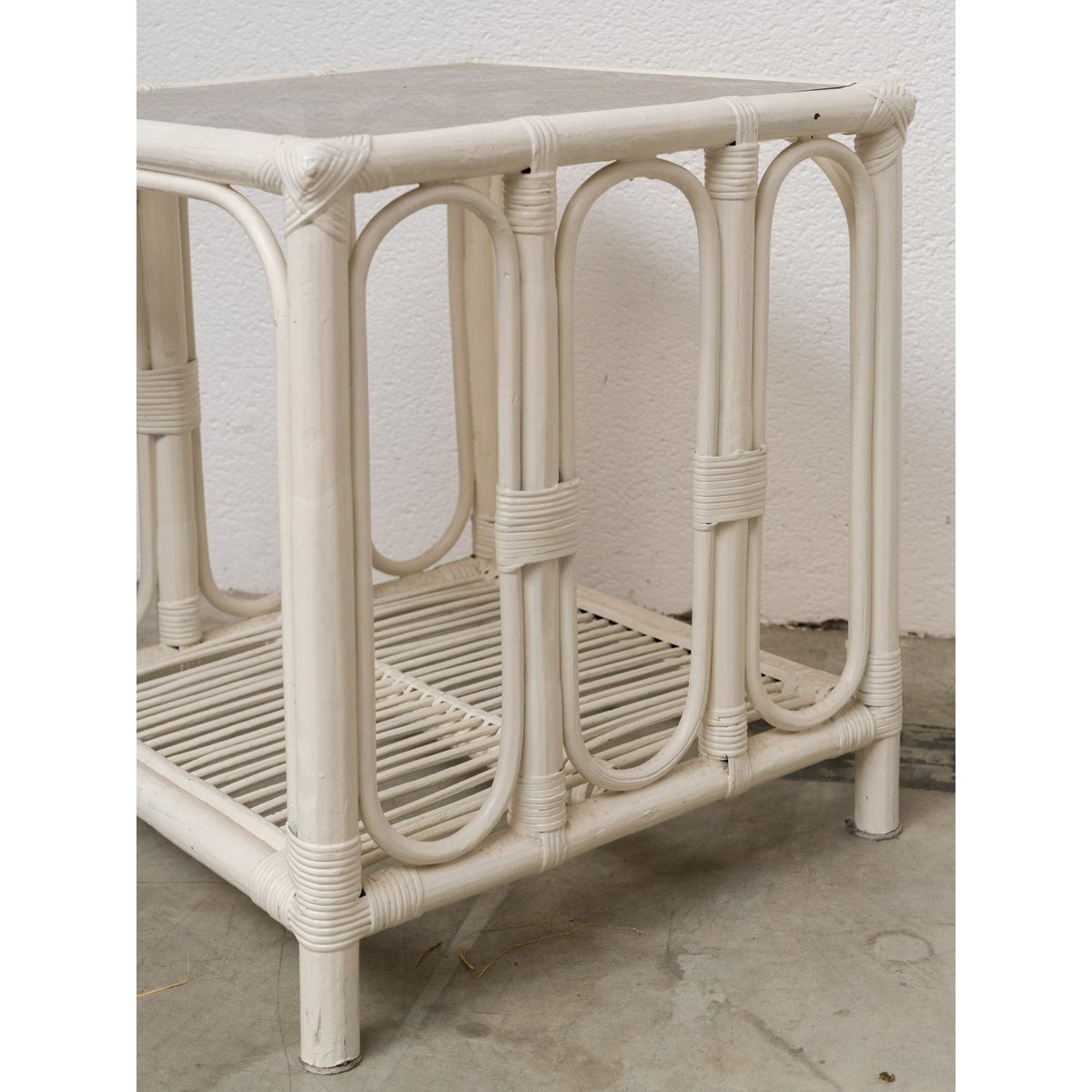 Table d'appoint en verre et rotin blanc Francine N°1683 - Bon état blanc, DEBONGOUT