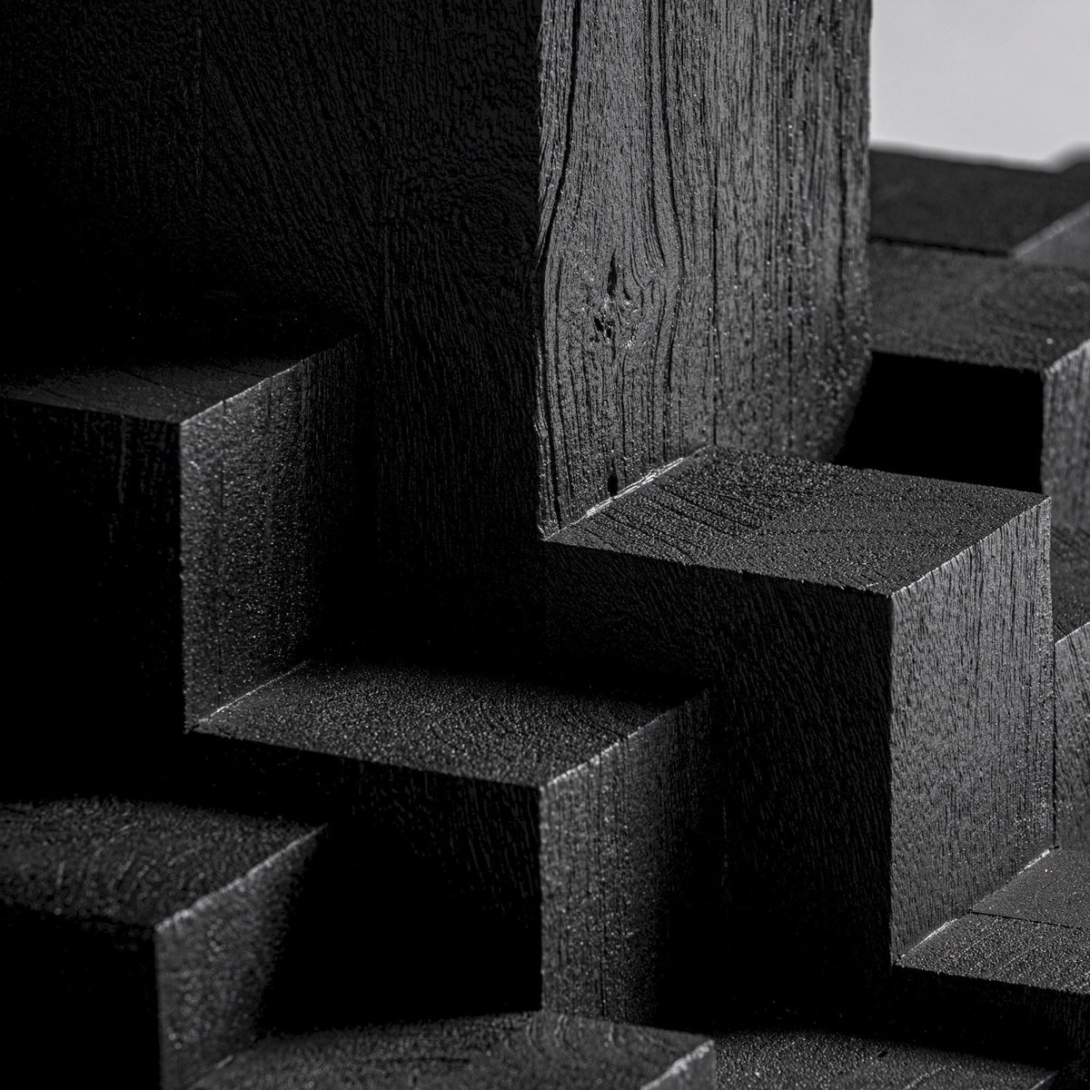 Table à manger sculpturale en bois noir finition sablée, RECOLLECTION