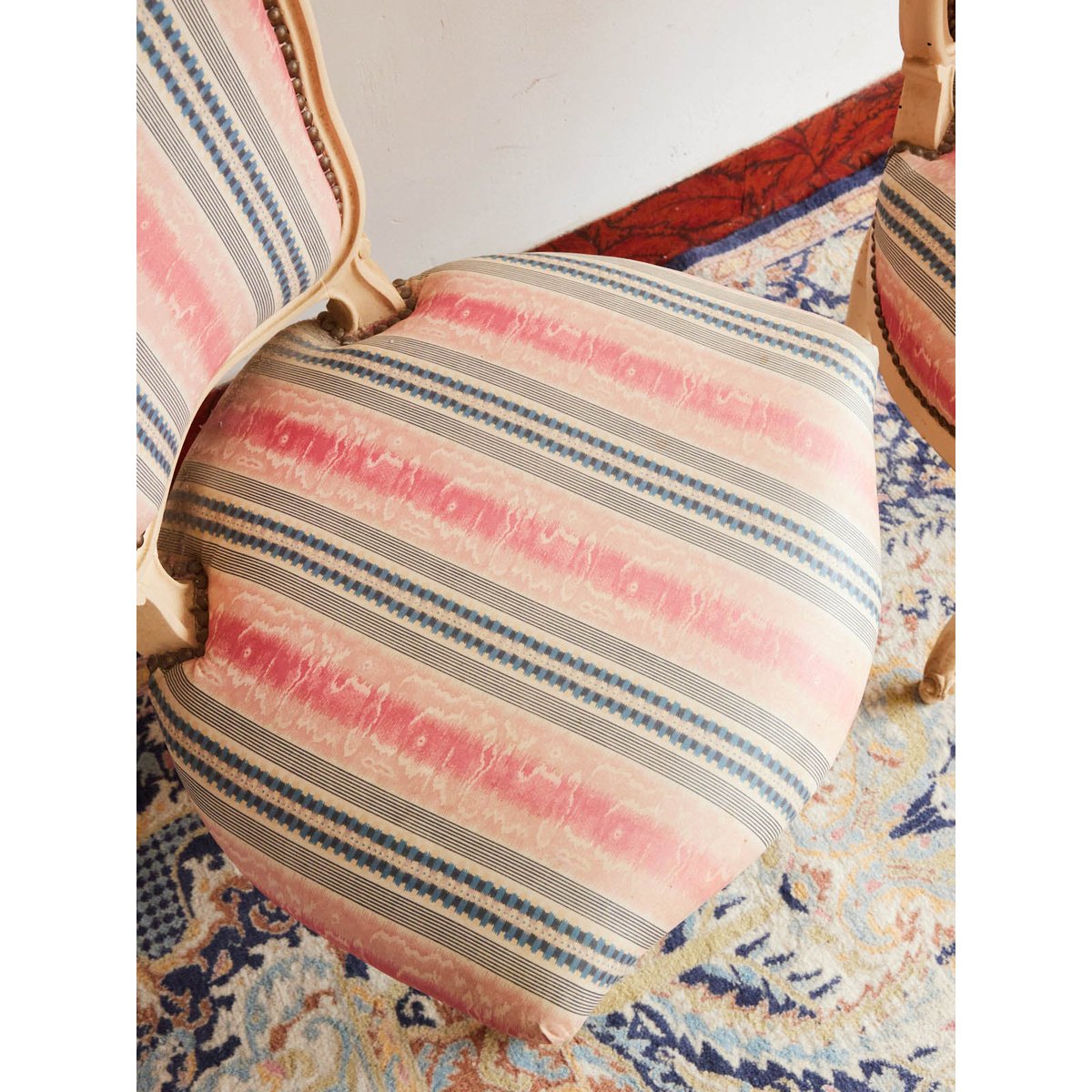 Paire de chaises style Louis XVI en bois Claude N°1691 - Bon état blanc, DEBONGOUT