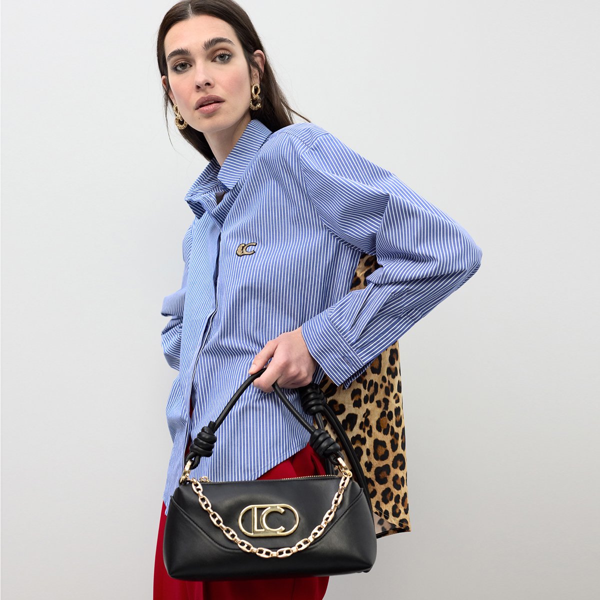 Sac à bandoulière avec chaîne noir, LOLA CASADEMUNT