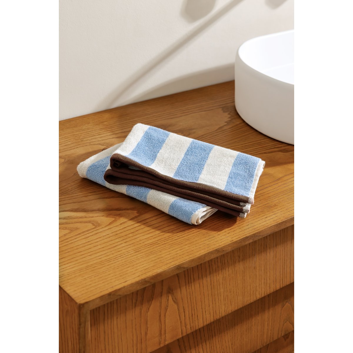 Serviette de toilette GOBO baby blue / wide stripes, NOO.MA