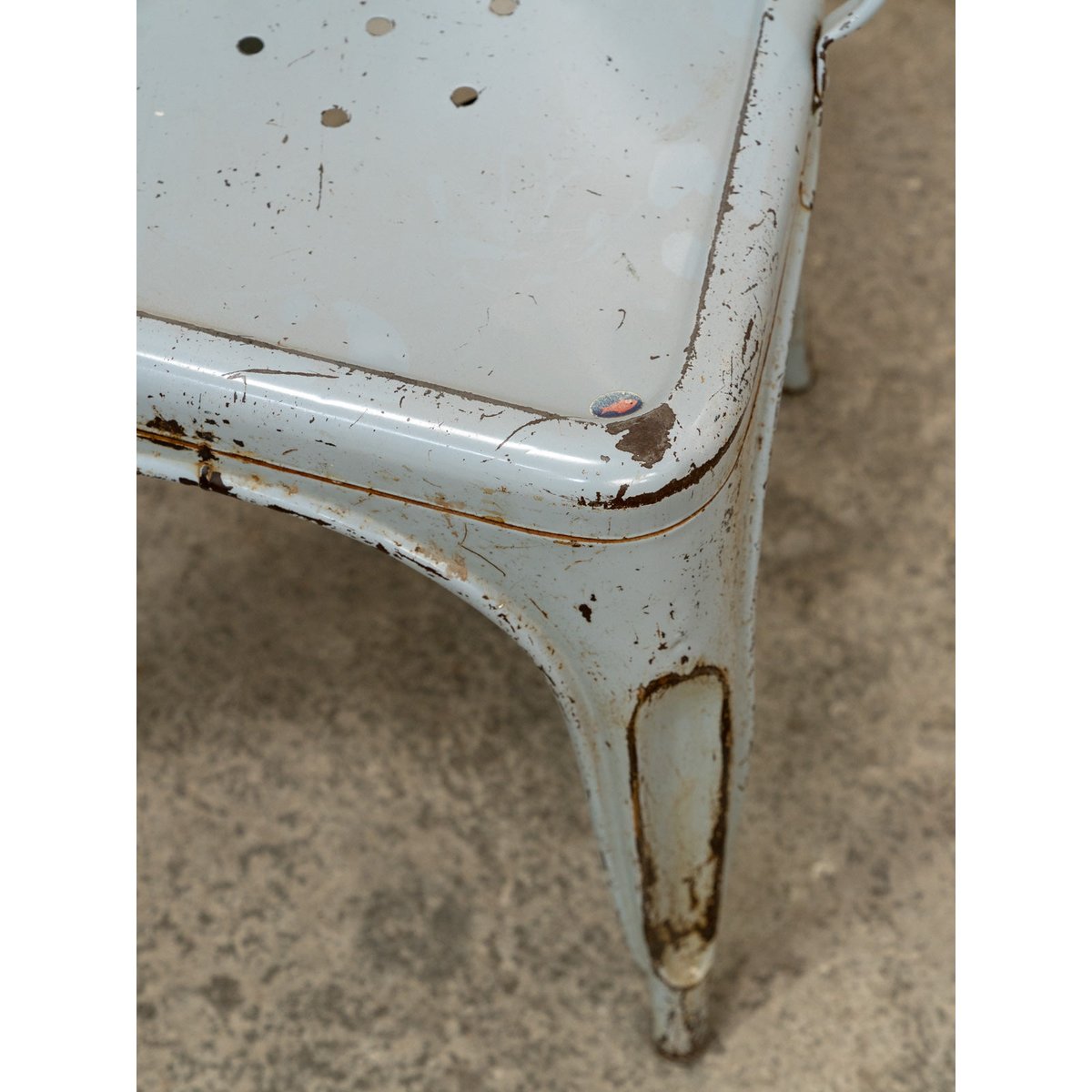 Chaise Tolix en métal bleu gris Alma N°1700 - Bon état bleu clair, DEBONGOUT