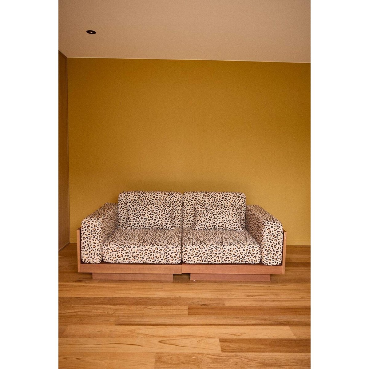 Canapé 2 places en lin finition teck, Georges Le Confortable marron leopard, GABRIELLE PARIS