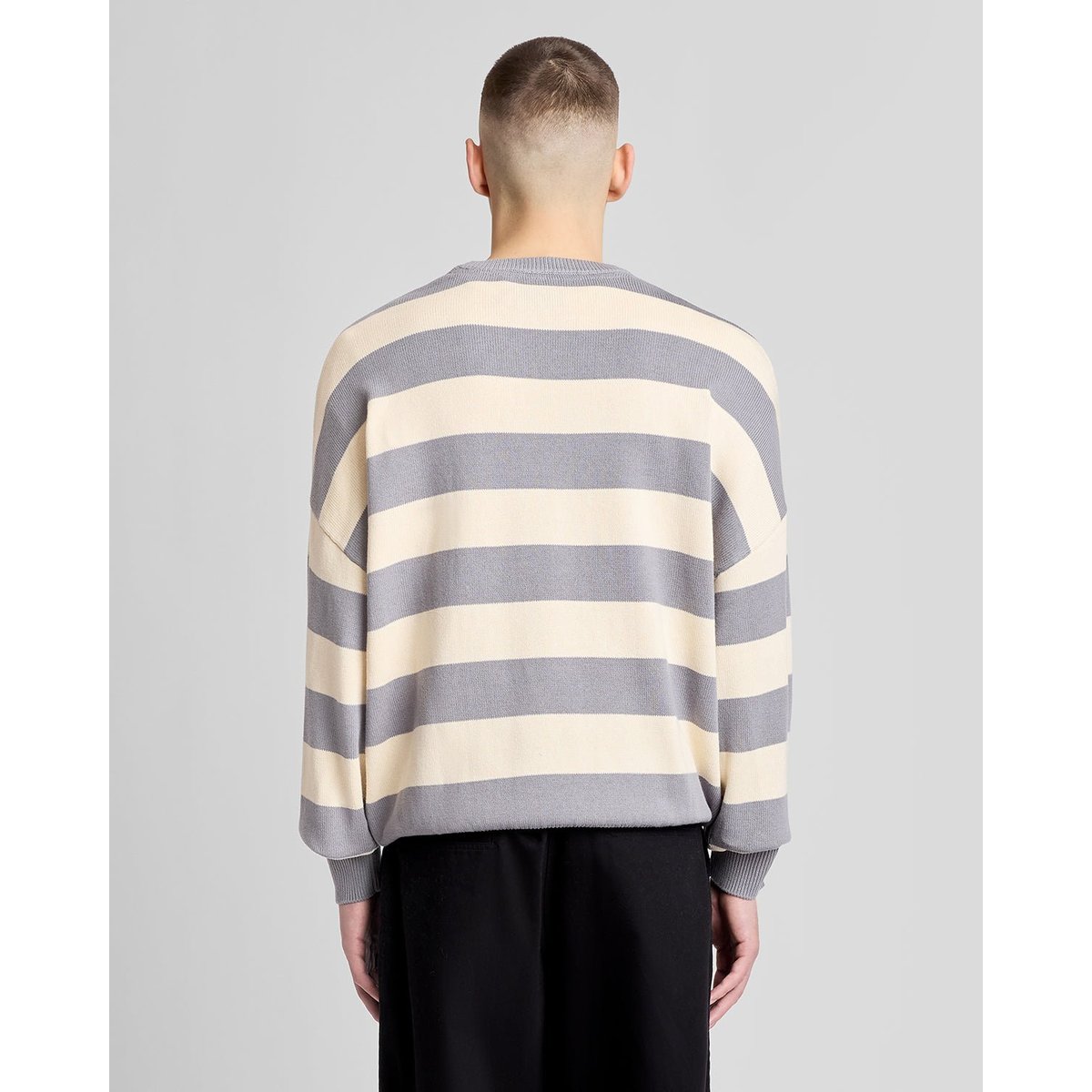 Pull à rayures script brodé en maille gris frais/ nouveau écru, LYLE & SCOTT