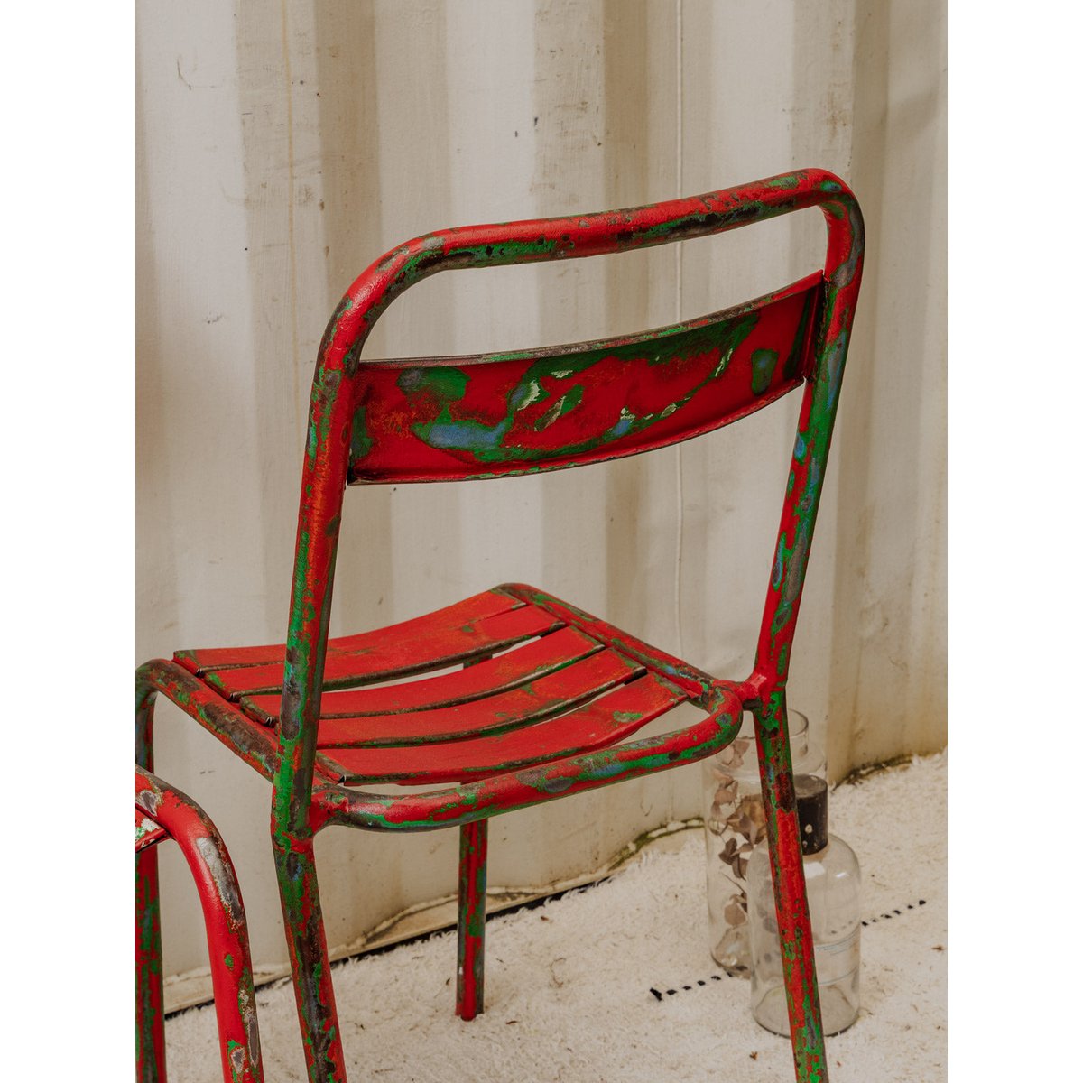 Paire de chaises en métal rouge et vert Alma N°1590 - Bon état rouge, DEBONGOUT