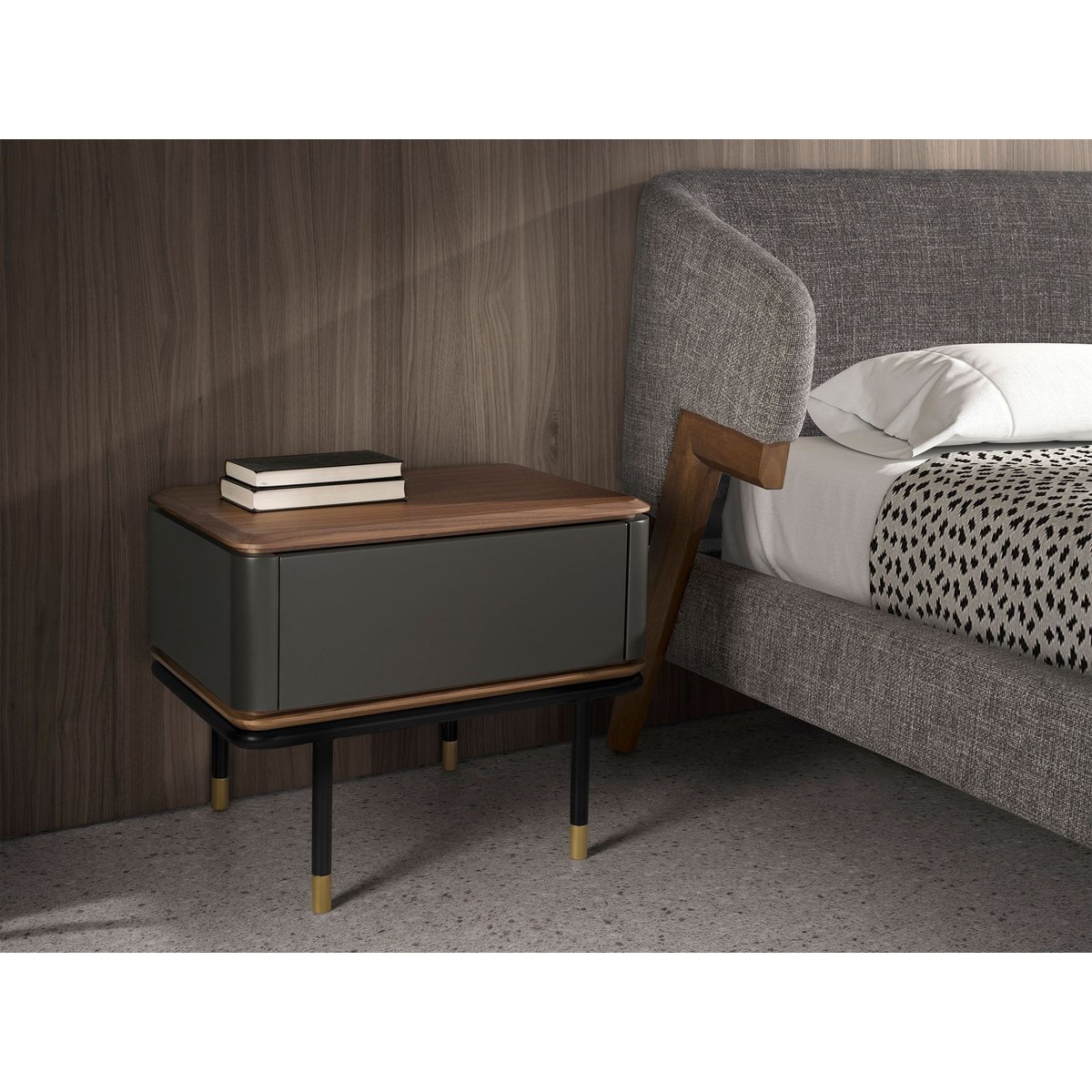 Table de nuit en bois gris foncé mat, acier noir et plateau en noyer gris foncé | noyer | or, ANGEL CERDA